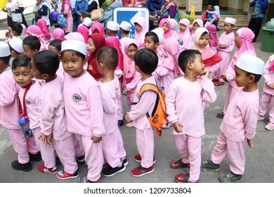 Yogyakarta 22 Oct 2018 - Moslem Kindergarten Kids Are Queuing Before Having An Outdoor Activities In A School Outing Program During Summer Day