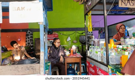 Yogyakarta, 26 April 2019 - High School Students Eating Lunch At Cafeteria