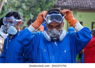 Yogyakarta, Indonesia - 07-21-2021: People Who Are
The Covid Funeral Team Uses Masks And Personal Protective Equipment When Carrying Out The Funeral For Covid-19 Victims In Guwosari Village, Bantul