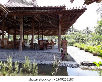 Yogyakarta, Indonesia, April 04, 2021. An Artificial Pool In A Traditional Restaurant, Restoran Dengan Bentuk Rumah Tradisional Jawa, Terbuka Dengan Kursi Kursi Kayu Terlihat Menarik Dan Luas