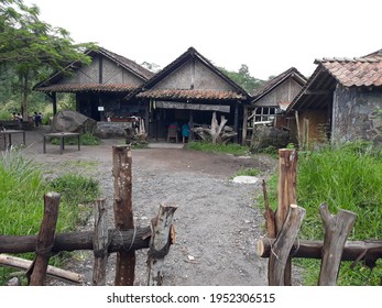 Yogyakarta, Indonesia, April 9, 2021. Cafe With Traditional Javanese Buildings, Restoran Dengan Bentuk Rumah Kayu Tradisional Jawa, Terbuka Dengan Kursi Kursi Kayu Terlihat Menarik Dan Luas