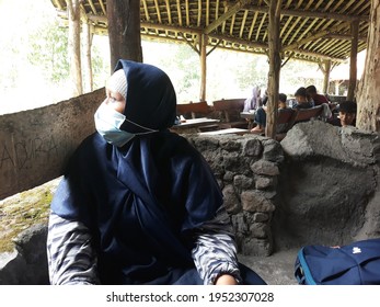 Yogyakarta, Indonesia, April 9, 2021. Cafe Visitors With Traditional Javanese Buildings, Restoran Dengan Bentuk Rumah Kayu Tradisional Jawa, Terbuka Dengan Kursi Kursi Kayu Terlihat Menarik Dan Luas