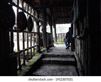 Yogyakarta, Indonesia, April 9, 2021. Cafe Visitors With Traditional Javanese Buildings, Restoran Dengan Bentuk Rumah Kayu Tradisional Jawa, Terbuka Dengan Kursi Kursi Kayu Terlihat Menarik Dan Luas