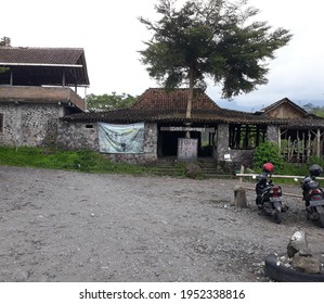 Yogyakarta, Indonesia, April 9, 2021. Coffee Place With Traditional Javanese Buildings, Restoran Dengan Bentuk Rumah Kayu Tradisional Jawa, Terbuka Dengan Kursi Kursi Kayu Terlihat Menarik Dan Luas