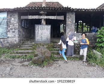 Yogyakarta, Indonesia, April 9, 2021. Coffee Place With Traditional Javanese Buildings, Restoran Dengan Bentuk Rumah Kayu Tradisional Jawa, Terbuka Dengan Kursi Kursi Kayu Terlihat Menarik Dan Luas