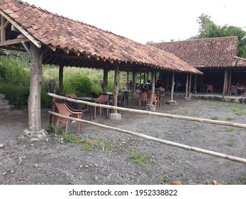 Yogyakarta, Indonesia, April 9, 2021. Coffee Place With Traditional Javanese Buildings, Restoran Dengan Bentuk Rumah Kayu Tradisional Jawa, Terbuka Dengan Kursi Kursi Kayu Terlihat Menarik Dan Luas