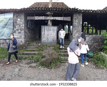 Yogyakarta, Indonesia, April 9, 2021. Coffee Place With Traditional Javanese Buildings, Restoran Dengan Bentuk Rumah Kayu Tradisional Jawa, Terbuka Dengan Kursi Kursi Kayu Terlihat Menarik Dan Luas