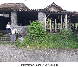 Yogyakarta, Indonesia, April 9, 2021. Coffee Place With Traditional Javanese Buildings, Restoran Dengan Bentuk Rumah Kayu Tradisional Jawa, Terbuka Dengan Kursi Kursi Kayu Terlihat Menarik Dan Luas