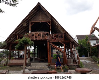 Yogyakarta, Indonesia, January 17, 2021. A Coffee Shop With A Traditional Building, Restoran Dengan Bentuk Rumah Kayu Tradisional Jawa, Terbuka Dengan Kursi Kursi Kayu Terlihat Menarik Dan Luas