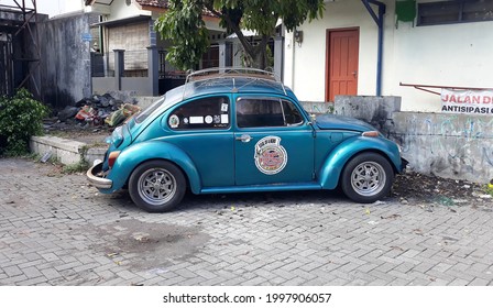 Yogyakarta, Indonesia, June 27, 2021. The Old Car Was Parked In The Driveway, Mobil Vw Kodok Buatan Tahun Lama Warna Biru, Masih Bisa Digunakan Diparkir Di Halaman