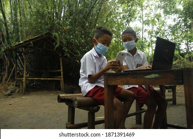 
Yogyakarta, Indonesia, November 25, 2020. During The Covid-19 Epidemic, Students Continue To Study Even Though They Are Not In School.