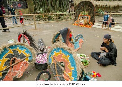 Yogyakarta, Indonesia, October 22 2022, A Young Performer Praying Before The Traditional Jaranan Dancing Performers 