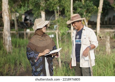 Yogyakarta Indonesia. October 27th 2022. Lovely Couple In Rice Field. Rice Research. Agricultural Scientists. Rural Area. Selective Focus.