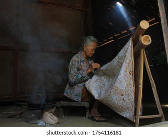 Yogyakarta, Java, Indonesia - July, 2020: Old Lady Painting Batik With Hand. Batik Is One Of Indonesian Heritages Which Has Become An Icon Of UMKM And National Dress In Indonesia. Javanese Batik.