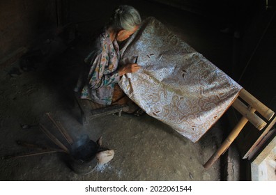 Yogyakarta, Java, Indonesia - July, 2020: Old Lady Painting Batik With Hand. Batik Is One Of Indonesian Heritages Which Has Become An Icon Of UMKM And National Dress In Indonesia. Javanese Batik.