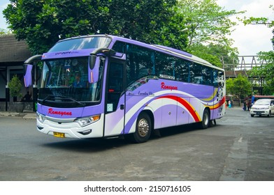 266 Hino bus Images, Stock Photos & Vectors | Shutterstock