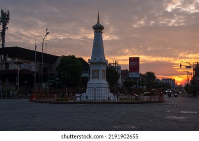 Yogyakarta, Special Region Of Yogyakarta - Indonesia  March 23 2022 : Sunrise At Yogyakarta Statue Or White Pal Statue ( Tugu Jogja Or Tugu Pal Putih) In Yogyakarta