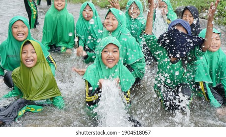 Yogyakarta,28 Maret 2020
Students Are Playing Games On The River During The Semester Break