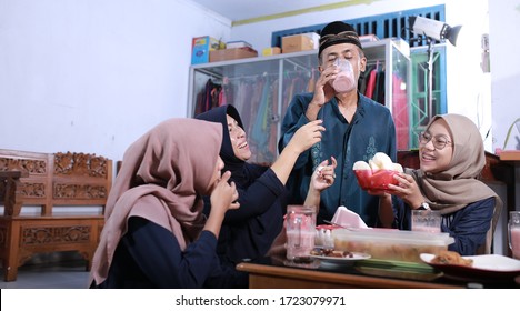 Yogyakarta/indonesia - 5/5/2020 : A Muslim Family Is Breaking The Fast Together Cheerfully