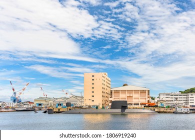 Yokosuka, Japan - July 19 2020: Submarine Takashio Ss-571 Of Japan Maritime Self-Defense Force Berth In Yokosuka Naval Port With A Valiant-class Harbor Tug Puyallup YT-806 Of The United States Navy.