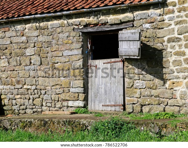 Yorkshire Stable Barn Door Within Stonewall Stock Photo