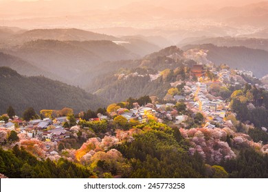 Стоковая фотография: Йосинояма, Нара, Япония вид города и вишни во время весеннего сезона.