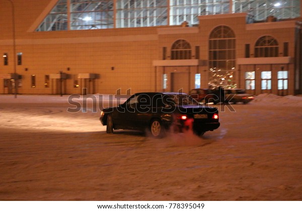 YOSHKAR-OLA, RUSSIA - DECEMBER
08, 2017: Training in guided drifts on snow, ice and snowdrifts
into snowfall,  drift on the rear-drive car-on an empty car park in
the city
