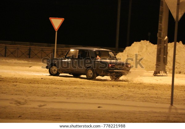 YOSHKAR-OLA, RUSSIA - DECEMBER
12, 2017: Training in guided drifts on snow, ice and snowdrifts
into snowfall,  drift on the rear-drive car-on an empty car park in
the city