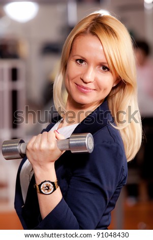 yound business women lifting weights