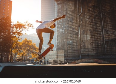 Young adult skating outdoors - Stylish skateboarder boy training in a nNew York skate park, concepts about sport and ifestyle