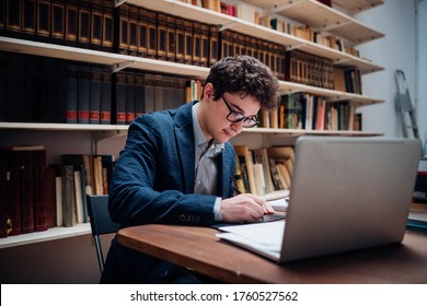 Estudiante adulto joven preparando el examen después de la lección en línea - Hombre aislado estudiando en línea la universidad