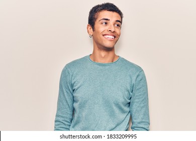 Junge afrikanische Amerikaner tragen lockere Kleidung, die seitlich schaut, Relax Profil Pose mit natürlichem Gesicht und selbstbewusstes Lächeln. 