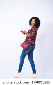 女性 横向き 歩き の写真素材 画像 写真 Shutterstock