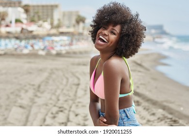 Junge Afro-Amerikanerin lacht über Meer