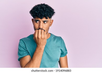 Junge arab gut aussehende Mann mit lockeren Kleidung, gestresst und nervös mit Händen auf Mund beißende Nägel. Angstprobleme. 