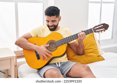 Hombre árabe joven tocando