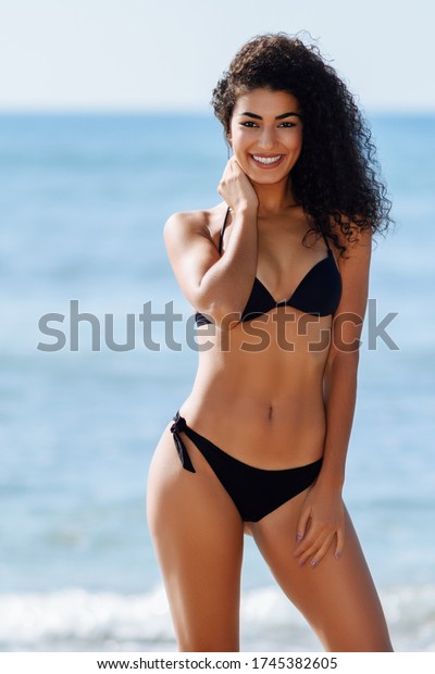 Joven mujer árabe con hermoso cuerpo Foto de 1745382605 | Shutterstock