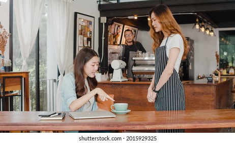 Young Asia Freelance Ladys Gesprächstreit mit tausendjährigen Kellnerinnen ist unzufrieden mit Kaffee schlechten Service, verrückte enttäuschte Kunden sprechen mit Mitarbeitern über falsche Bestellung Kaffee-Shop.