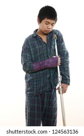 Young asian american boy with broken arm