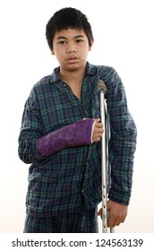 Young asian american boy with broken arm