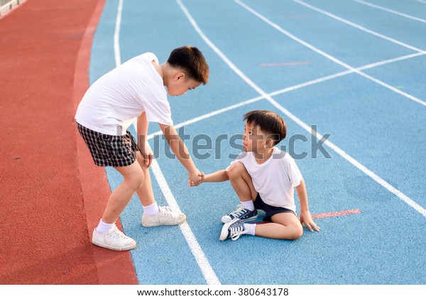 青い道を走る間に事故少年を助けるために アジアの若い少年が手を貸す の写真素材 今すぐ編集