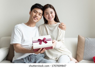 カップル プレゼント Images Stock Photos Vectors Shutterstock