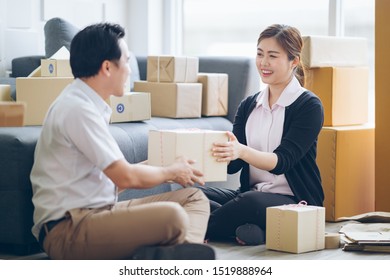 Young Asian Couple Move Cardboard Parcel At New Home,packing Cardboard Box