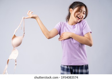 The Young Asian Girl Took Off Her Bra With A Happy Face
