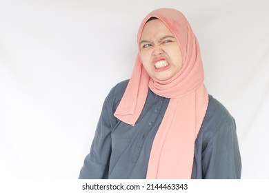 Young Asian Islam Woman Wearing Head, Mad And Angry Scarf 
Girl Is Mad And Angry With Arms Folded