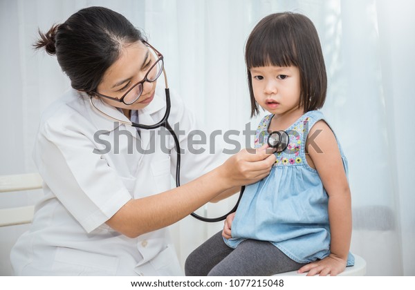 医者の診療所で働くアジアの若い幼い女の子 聴診器を持つ若い女の子の小児検診を受けるアジアの女性 医療 医療病ストレスのコンセプト の写真素材 今すぐ編集