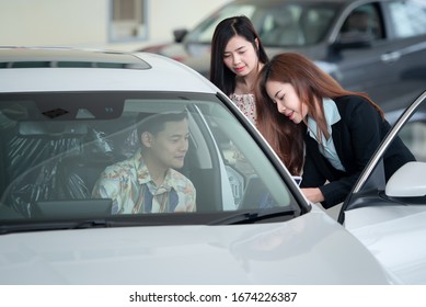 Young Asian Lovers Are Happy To Buy A New Car At The Dealer And Buy A Car With The Car Dealer.