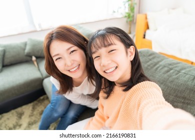 Young Asian Mother And Daughter,smart Phone,Selfie