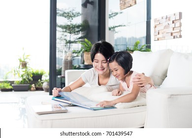 558 Asian mom kid reading house Images, Stock Photos & Vectors ...