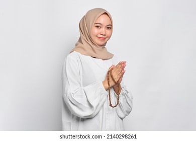 Young Asian Muslim Woman Wearing Prayer Beads Welcoming Guests With Eid Fitr Greeting Isolated Over White Background